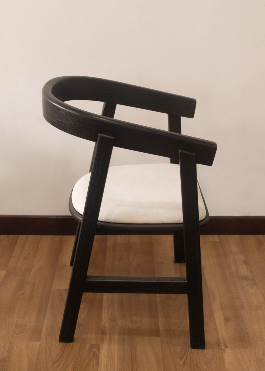 Silla negra y blanca guateada en madera y tapizada