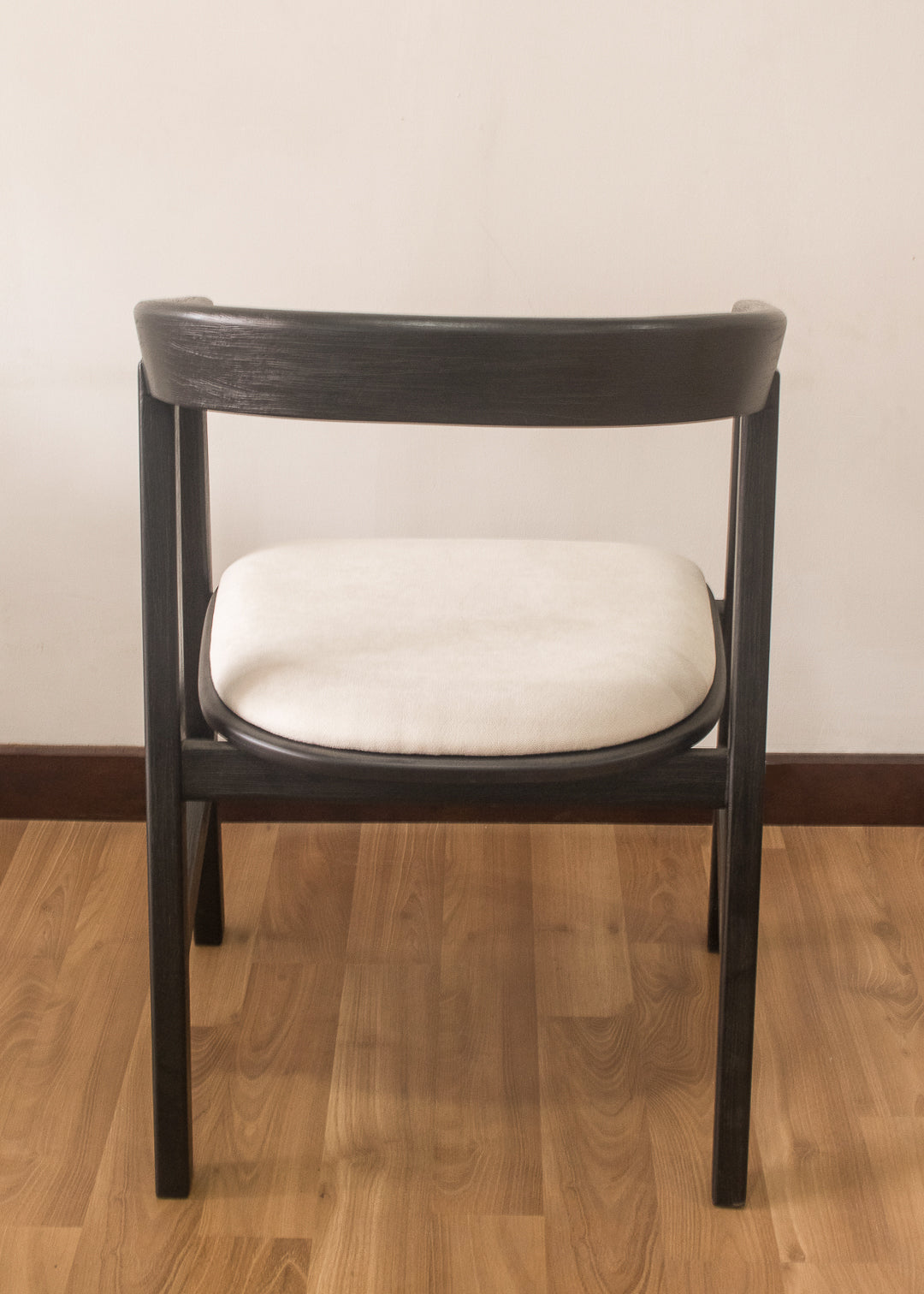 Silla negra y blanca guateada en madera y tapizada