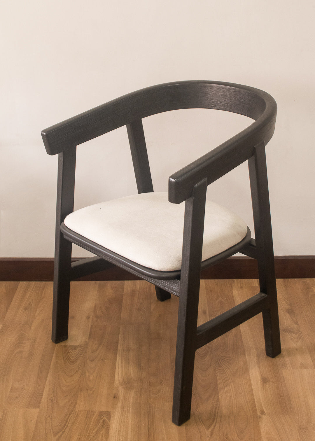 Silla negra y blanca guateada en madera y tapizada