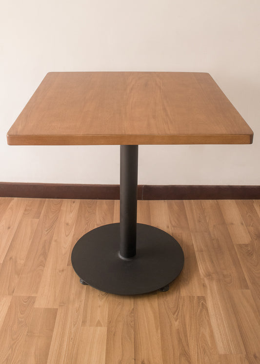 mesa de cuatro puestos en madera y metal
