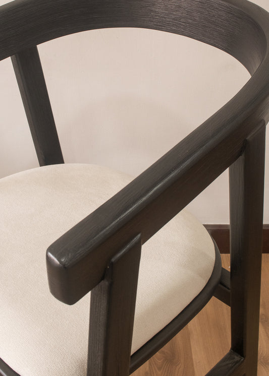 Silla negra y blanca guateada en madera y tapizada