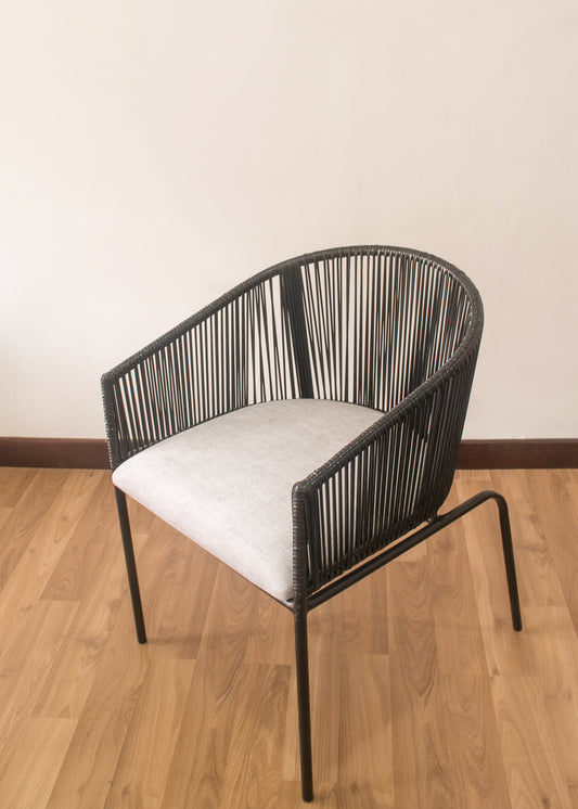 Silla metálica con espaldar tejido y asiento tapizado 