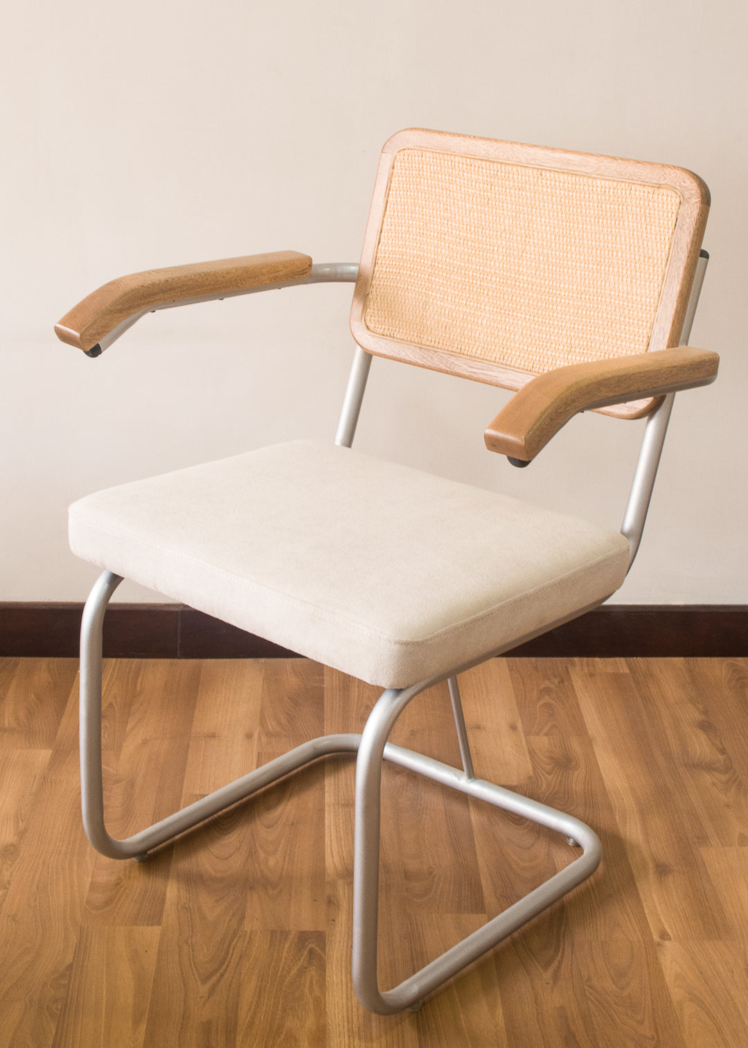 Silla metálica, brazos en madera y espaldar en mimbre 