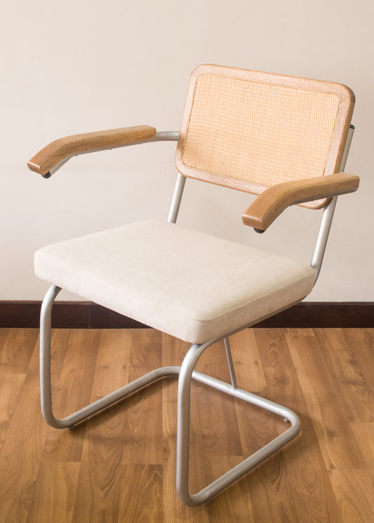 Silla metálica, brazos en madera y espaldar en mimbre 