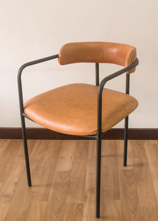 Silla en metal y cuero natural 