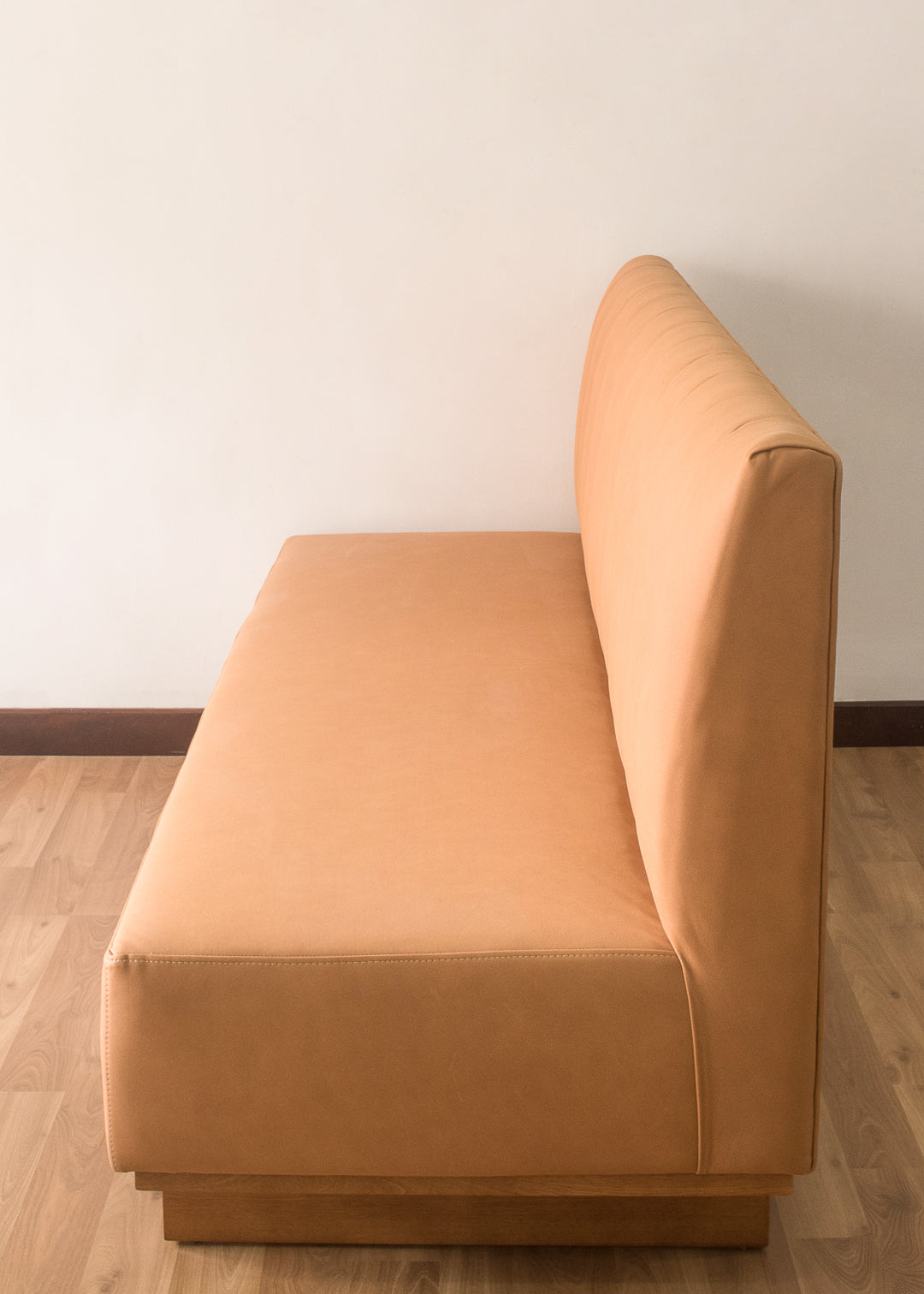 Sofa base en Madera y  tapizado cuero vegano acanalado
