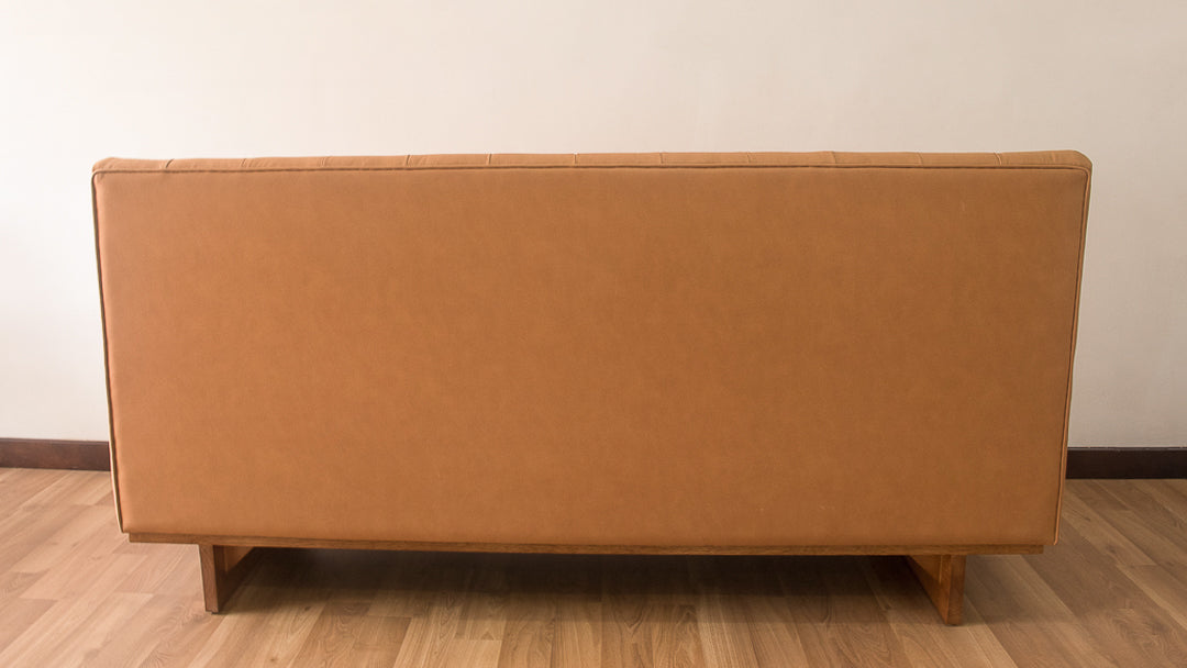 Sofa base en Madera y  tapizado cuero vegano acanalado