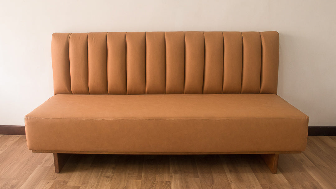 Sofa base en Madera y  tapizado cuero vegano acanalado