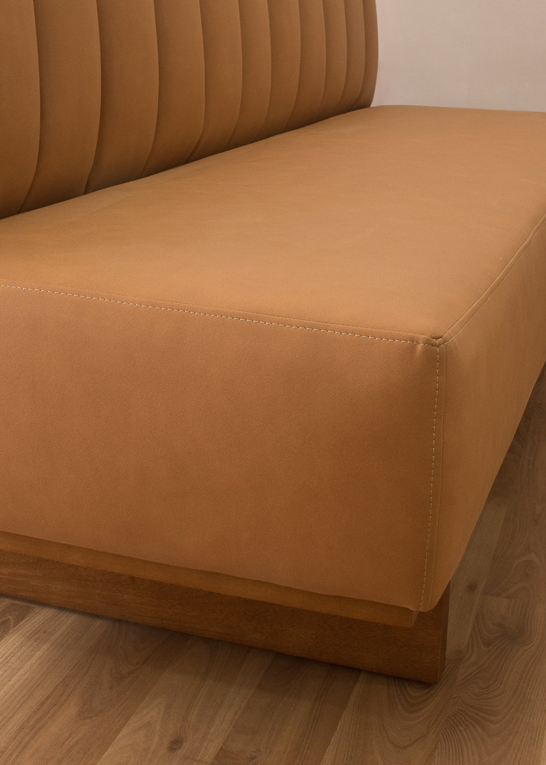 Sofa base en Madera y  tapizado cuero vegano acanalado